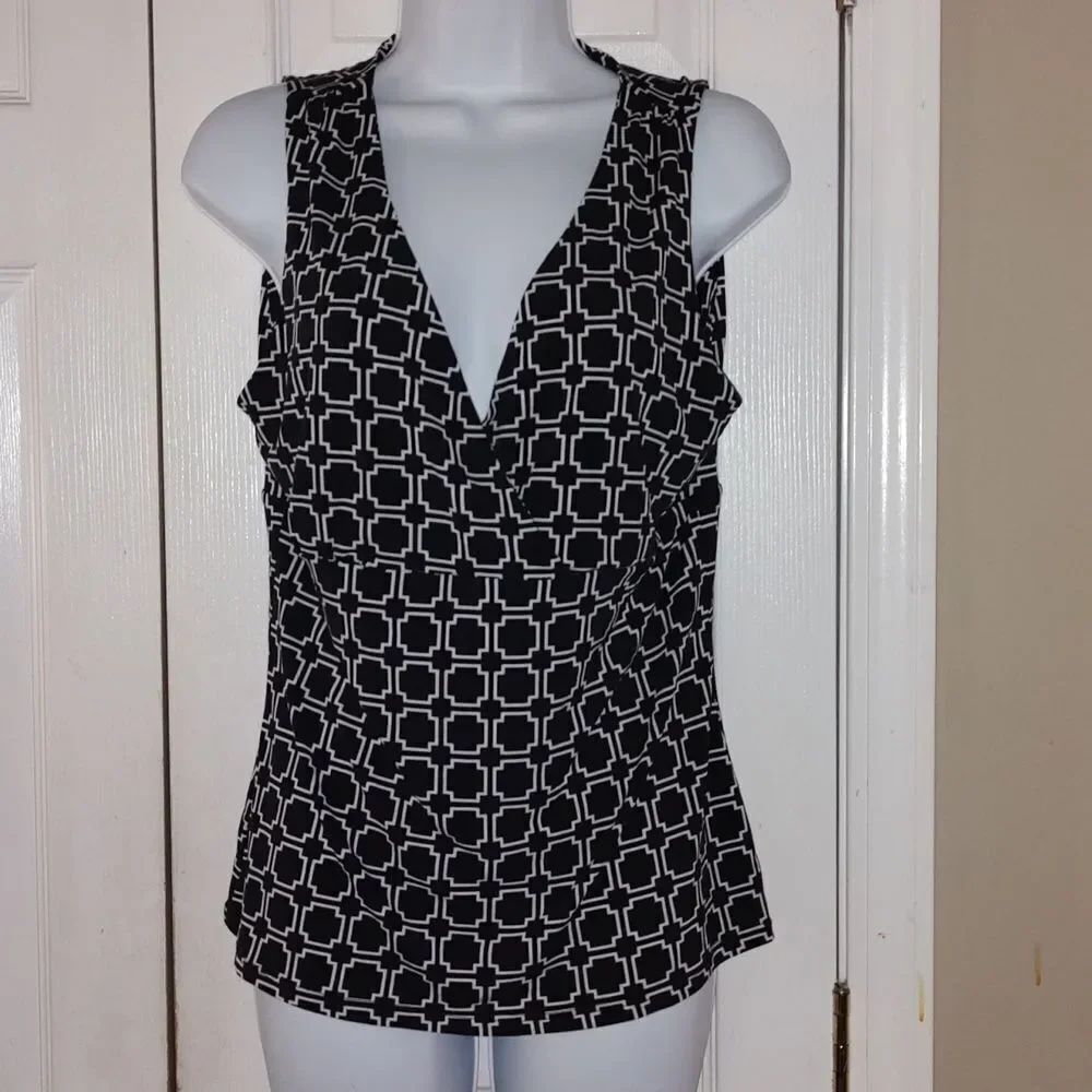 White House Black Market sleeveless black and white blouse top Sz M